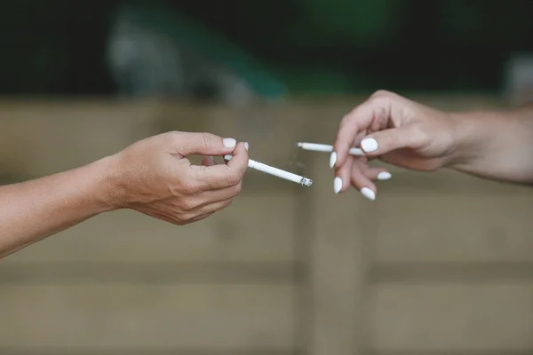 Ženský Ruce Cigaretama Špatný Zvyk Závislost Nikotinu Tabákové Spiknutí Selektivní — Stock fotografie