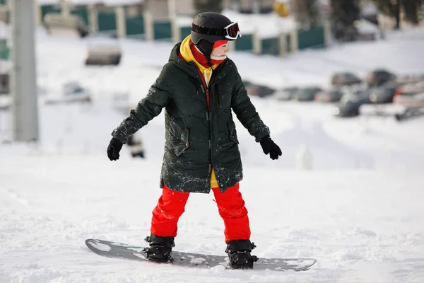 Egy Snowboardozott Egy Hóhegy Lejtőjén Felszerelés Piros Nadrág Meleg Kabát — Stock Fotó