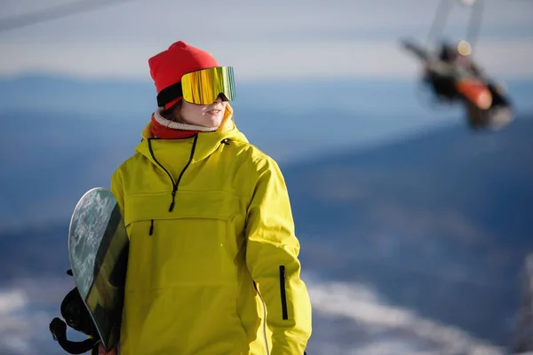 Mulher Snowboarder Roupas Esqui Posa Com Uma Placa Contra Fundo — Fotografia de Stock