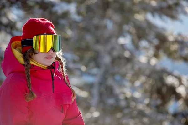 Bir Kadın Kayakçı Portresi Sarı Gözlüklü Snowboardcu Kapüşonlu Kırmızı Bir — Stok fotoğraf