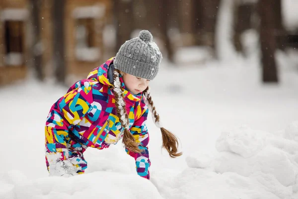 Dziewczyna Zimowych Ubraniach Bawi Się Śniegiem Zaspie Śnieżnej — Zdjęcie stockowe