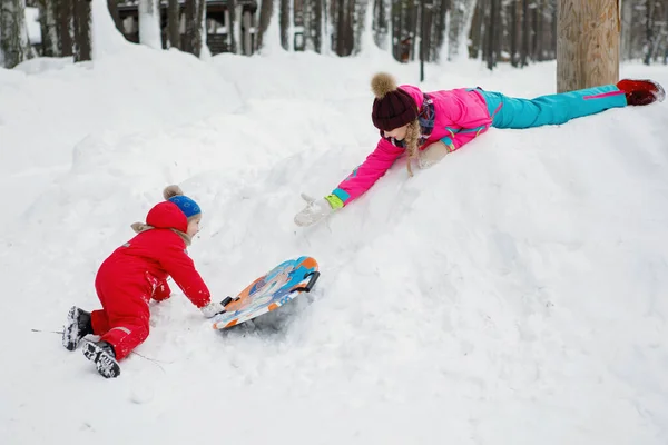 Mama Leży Zaspie Śnieżnej Bawi Się Synem Zimowym Parku Ciepłe — Zdjęcie stockowe