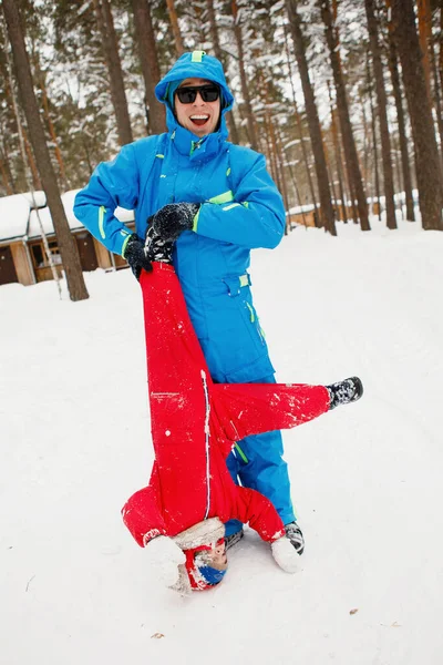 Houdt Zijn Zoon Vast Een Winterpark Warme Blauwe Rode Capuchon — Stockfoto