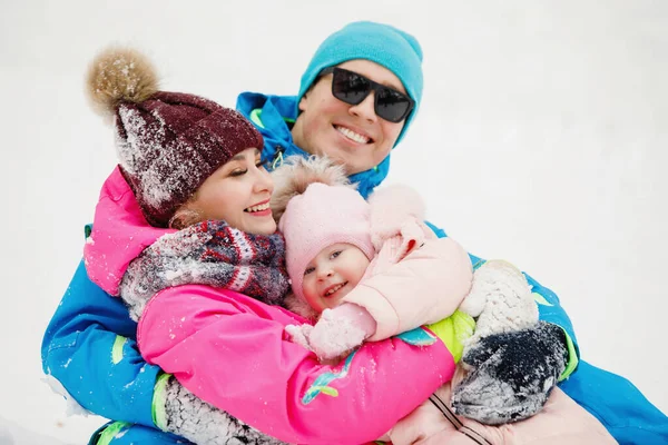 Uomo Donna Figlia Crogiolano Nella Neve Parco Invernale Giacche Calde — Foto Stock