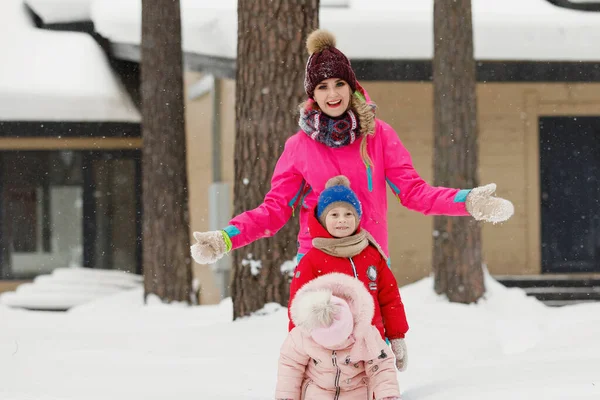 Madre Figlio Figlia Abiti Invernali Divertono Gente Gioca Nella Neve — Foto Stock