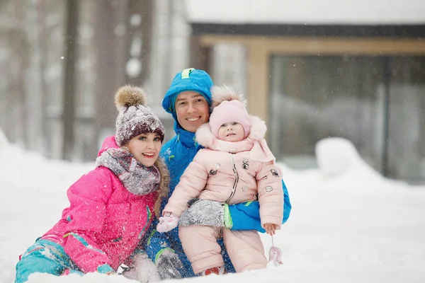 Papà Mamma Figlio Figlia Abiti Invernali Una Foresta Conifere Innevata — Foto Stock