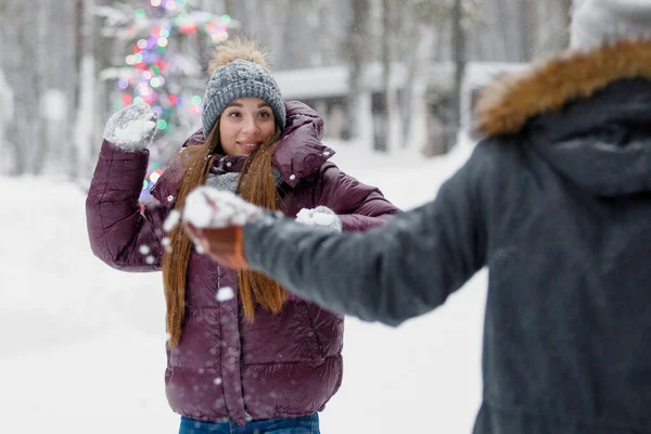 Homme Femme Vêtements Hiver Jouant Dans Neige Dans Parc Veste — Photo