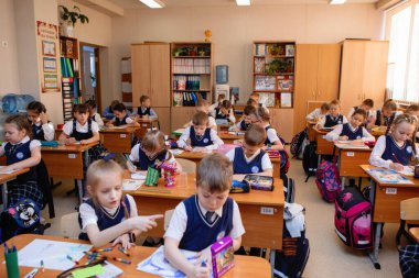 Öğrenciler ders sırasında masalarında otururlar. İlköğretim. Novosibirsk, Rusya, 19.01.2021