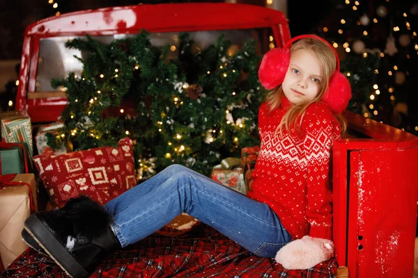 Szőke Tinédzser Lány Karácsonyfa Mellett Egy Kisteherautó Hátuljában Egy Bögre — Stock Fotó