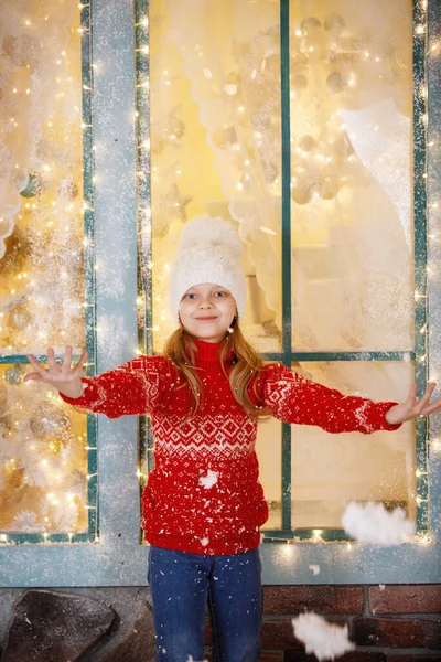 Beyaz Örgü Şapkalı Sarışın Bir Kızın Noel Portresi Donutlı Bir — Stok fotoğraf
