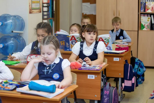 Schüler Während Des Unterrichts Ihren Schreibtischen Unterricht Grundschulbildung Nowosibirsk Russland — Stockfoto