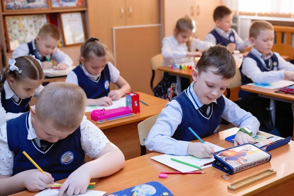 Los Escolares Sientan Sus Escritorios Aula Durante Lección Educación Primaria — Foto de Stock