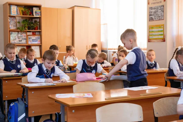 Schulkinder Spielen Der Pause Schreibtisch Unterricht Grundschulbildung Selektiver Fokus Nowosibirsk — Stockfoto