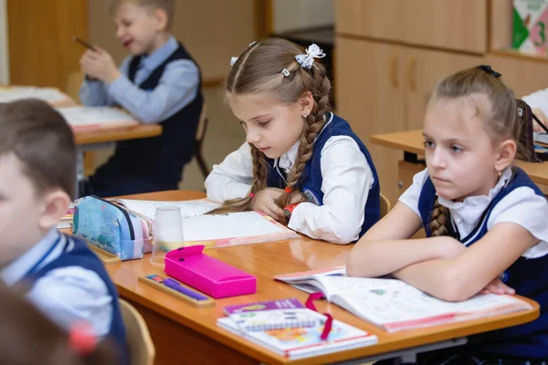 Schulmädchen Ihrem Schreibtisch Klassenzimmer Während Des Unterrichts Grundschulbildung Selektiver Fokus — Stockfoto
