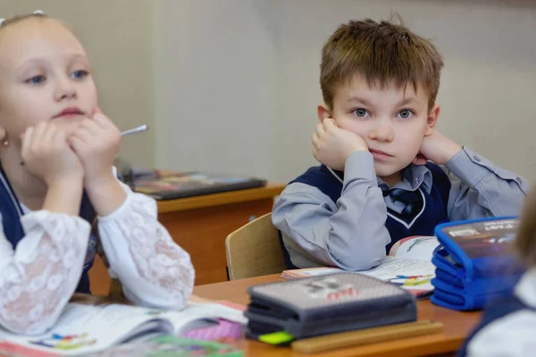 Estudante Uma Mesa Sala Aula Durante Aula Ensino Primário Escolar — Fotografia de Stock