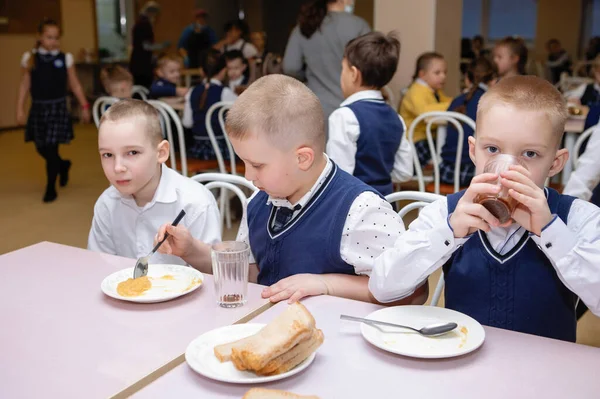 Uczniowie Szkół Podstawowych Stołówce Jedzą Owsiankę Piją Herbatę Edukacja Szkolna — Zdjęcie stockowe