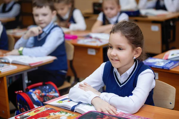 Schulmädchen Ihrem Schreibtisch Klassenzimmer Während Des Unterrichts Grundschulbildung Selektiver Fokus — Stockfoto