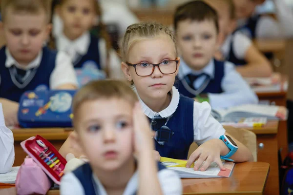 Schulmädchen Ihrem Schreibtisch Klassenzimmer Während Des Unterrichts Grundschulbildung Selektiver Fokus — Stockfoto