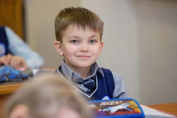 Schüler Einem Schreibtisch Klassenzimmer Während Des Unterrichts Grundschulbildung Selektiver Fokus — Stockfoto