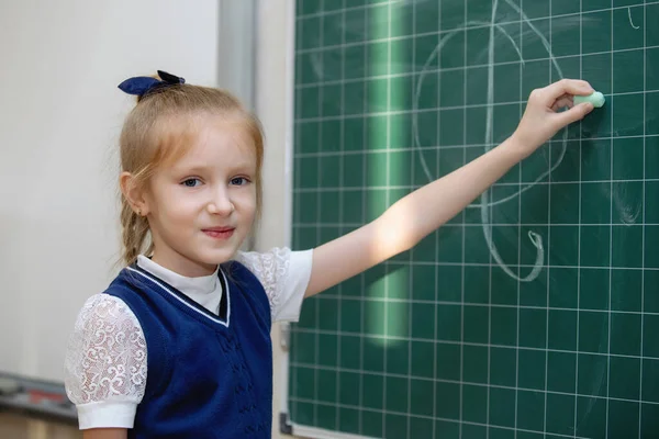 Schulmädchen Uniform Schreibt Mit Kreide Eine Tafel Grundschulbildung Selektiver Fokus — Stockfoto