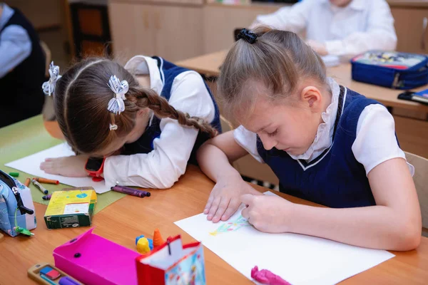 Schulmädchen Ihrem Schreibtisch Klassenzimmer Während Des Unterrichts Grundschulbildung Selektiver Fokus — Stockfoto