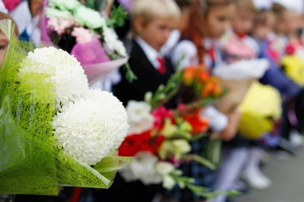 9月の小学生の大量休暇 賢い服を着た子供たち Novosibirsk Rossia 2020 — ストック写真