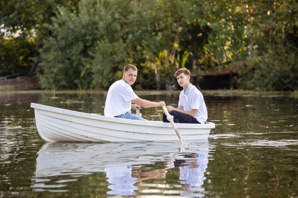 Deux Hommes Père Fils Montent Sur Une Barque Sur Lac — Photo
