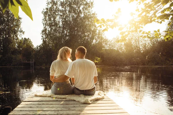 Casal Homem Mulher Estão Sentados Abraçando Cais Madeira Margem Lago — Fotografia de Stock