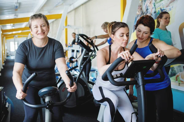 Mujeres Bicicleta Estática Una Cinta Correr Durante Las Clases Fitness —  Fotos de Stock