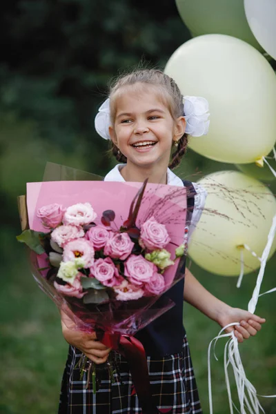 Dívka Školní Uniformě Květinami Balónky Pózující Letním Parku Selektivní Soustředění — Stock fotografie
