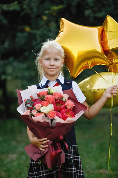 Menina Uniforme Escolar Com Flores Balões Posando Parque Verão Foco — Fotografia de Stock