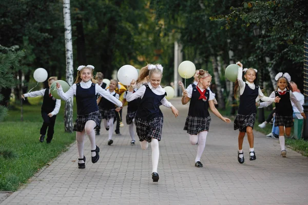 Een Groep Schoolkinderen Uniform Met Ballonnen Loopt Een Zomerpark Selectieve — Stockfoto