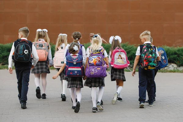 Grupo Niños Uniformes Escolares Con Mochilas Van Escuela Enfoque Selectivo — Foto de Stock