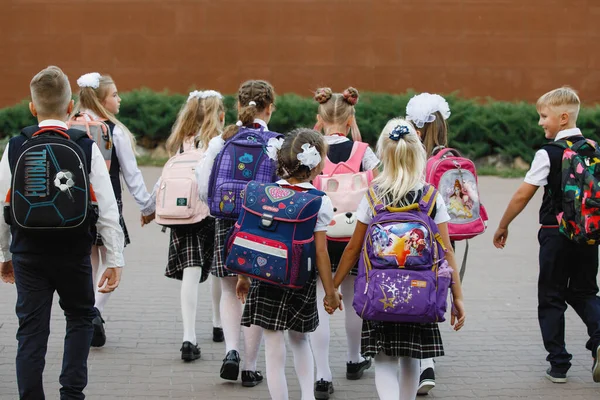 Grupo Niños Uniformes Escolares Con Mochilas Van Escuela Enfoque Selectivo — Foto de Stock