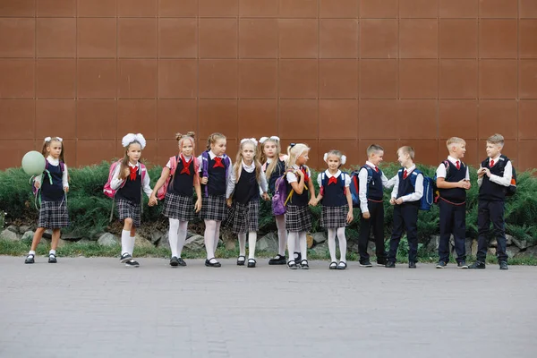 Eine Gruppe Von Kindern Schuluniformen Mit Rucksäcken Geht Zur Schule — Stockfoto