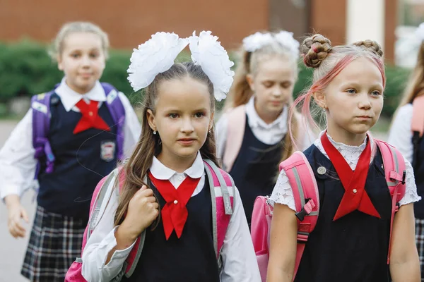 一群身穿校服背着背包的儿童上学 有选择性的焦点模糊的背景小学教育 — 图库照片