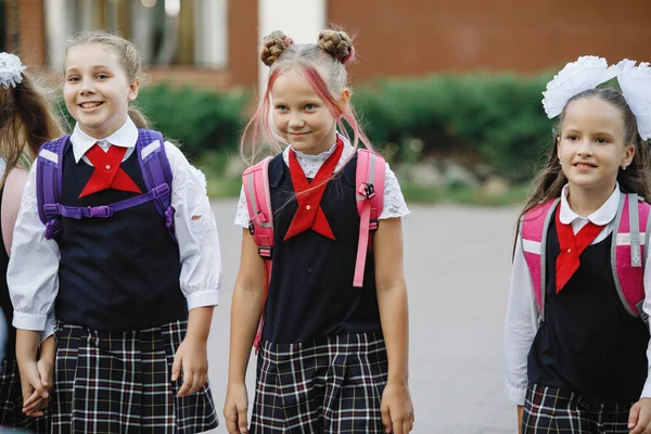 Grupa Dzieci Szkolnych Mundurkach Plecakami Chodzi Szkoły Wybiórcze Skupienie Zamazane — Zdjęcie stockowe