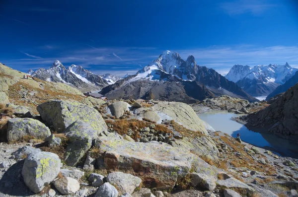 在高山中的高山湖泊 — 图库照片