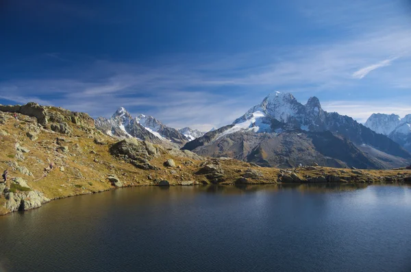 Montanha lago em altas montanhas — Fotografia de Stock