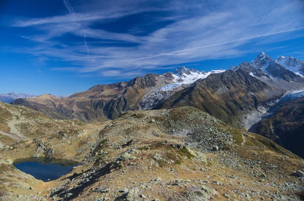 Horské jezero ve vysokých horách — Stock fotografie