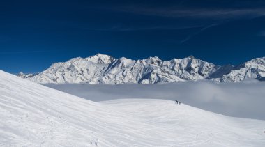 Mont Blanc kışın bulutlar üzerinde büyük panoramik görünüm