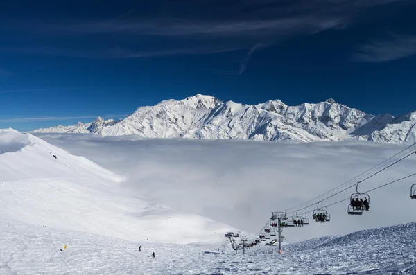 勃朗峰大规模冬季，云的全景视图 — 图库照片