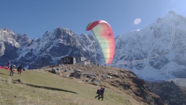 Para-planör Chamonix üzerinde — Stok video
