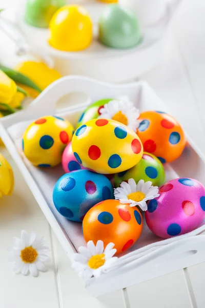 Huevos de Pascua con tulipanes — Foto de Stock