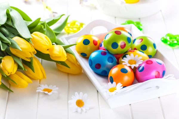 Uova di Pasqua con tulipani — Foto Stock