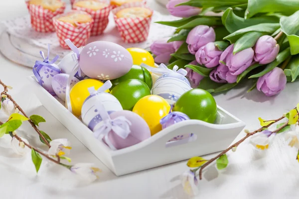 Lugar de Pascua con huevos pintados — Foto de Stock
