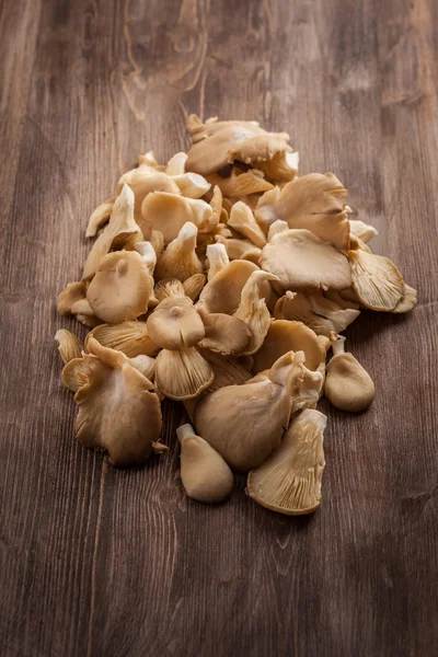 Fresh organic oyster mushrooms on a wooden table — Stock Photo, Image