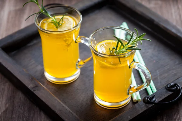 Hemmagjord lemonad med rosmarin — Stockfoto
