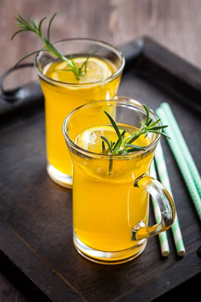 Rosemary ile ev yapımı limonata