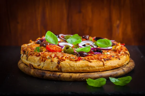 Traditionele zelfgemaakte pizza met tomaten en olijven — Stockfoto